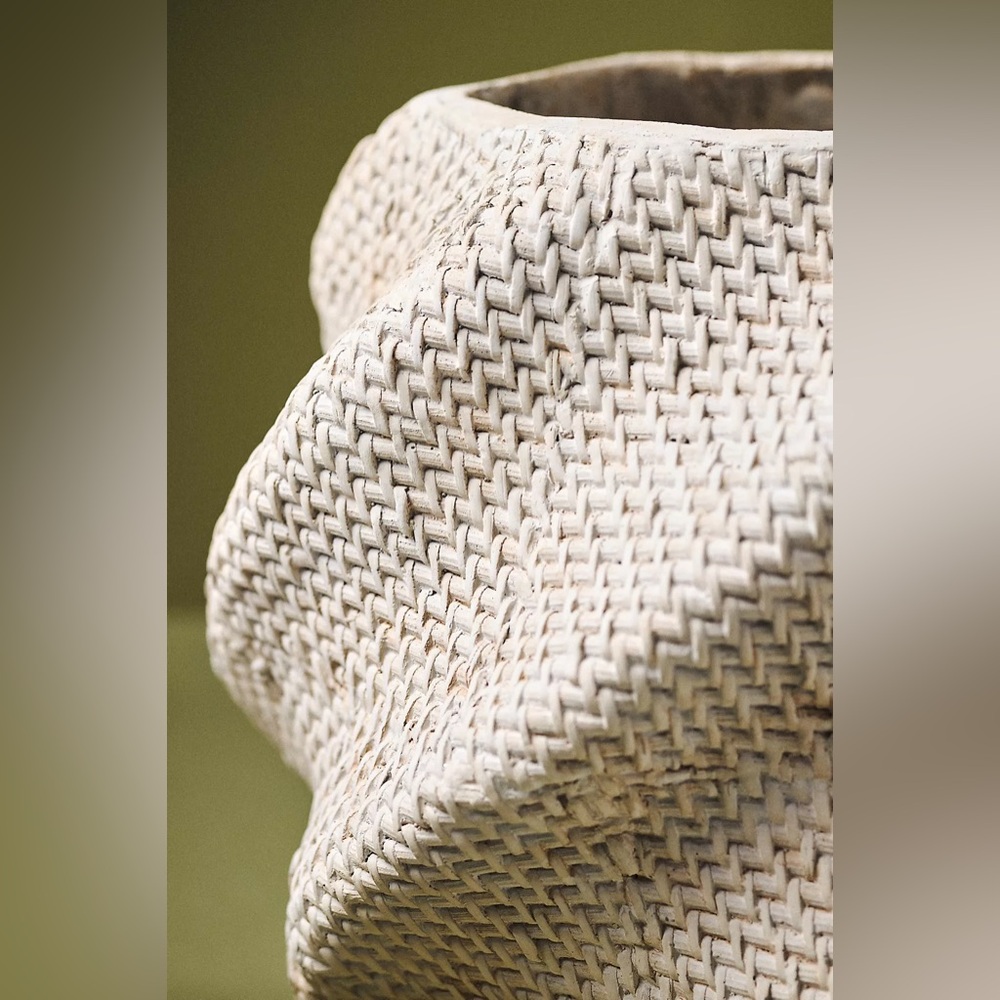 Anthropologie LENNON TEXTURED PLANTER
Style No.  4554G810AA Color: Cream
Size: L - Picture 7 of 9